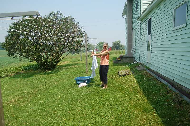 Canada East Tour 2006175.JPG - Jan asked that I take this picture.  How long has it been since YOU dried clothes on a clothes line?  Unlike Atlanta, they dried almost instantaneously.